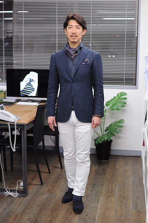 ozie|オジエ　ノータイスタイル①　ネイビージャケット+青いフランネルシャツ+白いパンツ