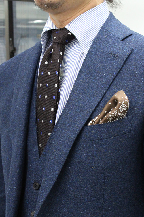 ozie|オジエ　明るめのネイビースーツ+ブラウンの小紋柄ネクタイ+ブラウンのポケットチーフ2