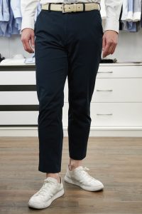 zie|オジエ　ユニクロのアンクルパンツ+素足+スニーカー1