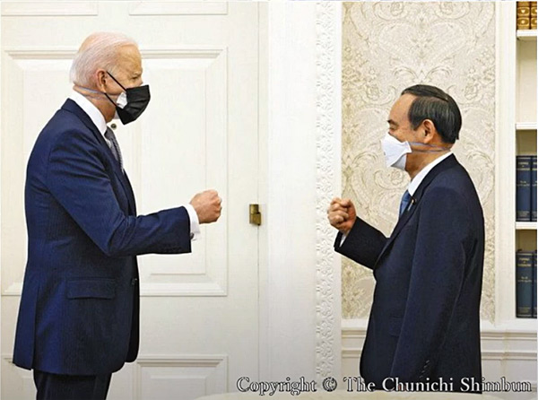 日米首脳会談・菅総理とバイデン大統領のシャツの着こなし・横から
