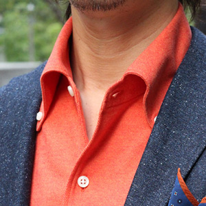 ozie|オジエ　ノータイ時にお勧めの襟型・イタリアンカラー/ボタンアリ　オレンジシャツ