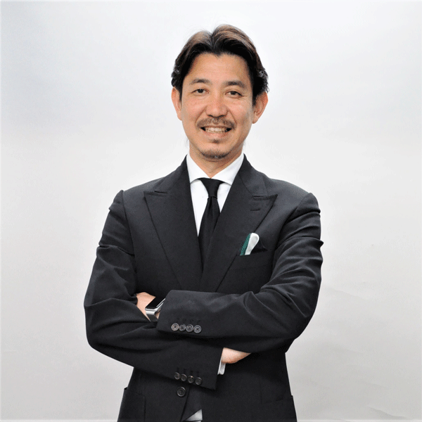 ozie|オジエ　柳田店長プロフィール写真・黒スーツ着用