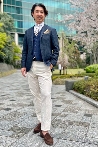 ozie|オジエ　白のパンツｘネイビーのジャケットｘ水色のニットシャツｘ白ベースのネクタイ