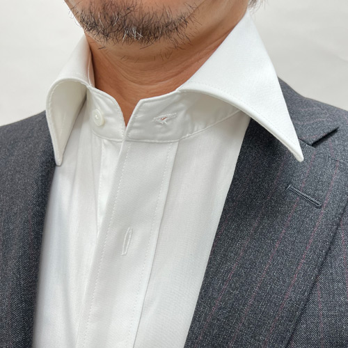 ozie|オジエ　ワイドカラー・ネクタイなし時にジャケットのラペルに襟がのっかる