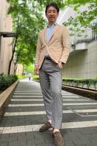 ozie|オジエ　大人しい色味の黄色のジャケットにイタリアンカラーシャツのワイドカラーにグレーのパンツのコーディネート-2