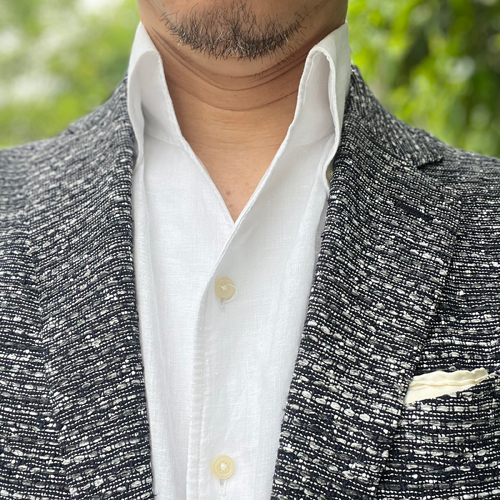 ozie|オジエ　グレーのジャケットに白のイタリアンカラースキッパータイプシャツ+紺のパンツのコーディネート