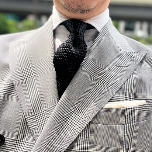 ozie|オジエ　モヘア混の夏素材スーツ+シルク100％黒色のニットタイ