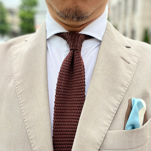ozie|オジエ　ベージュのスーツ+シルク100％茶色のニットタイ