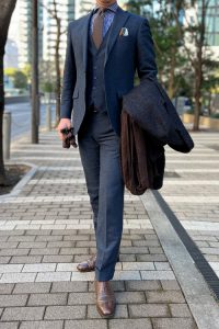 ozie|オジエ　フランネル素材のネイビースーツｘチェックシャツｘネイビーの小紋柄ウールタイ2