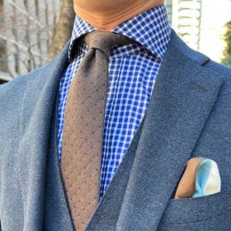 ozie|オジエ　フランネル素材のネイビースーツｘチェックシャツｘネイビーの小紋柄ウールタイ