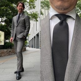 ozie|オジエ　ミディアムグレーのスーツと黒無地ネクタイのコーデ②