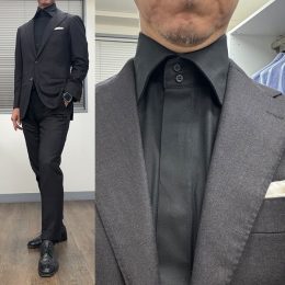 ozie|オジエ　濃いチャコールグレーのスーツにドゥエボットーニのワイドカラーシャツのコーデ