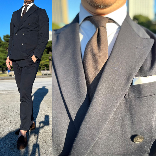 ozie|オジエ　スリーピースのカチッとしたシングルスーツで、右は肩パットのないダブルのカジュアルスーツ