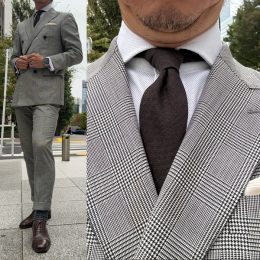 ozie|オジエ　ライトグレーのスーツに、白シャツとブラウンタイのコーデ2