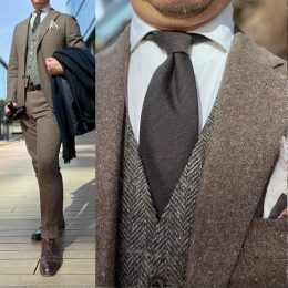 ozie|オジエ　ホームスパンのブラウンスーツに白シャツコーデ