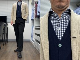 ozie|オジエ　ベージュのニットジャケットX紺カーディガンのコーディネート