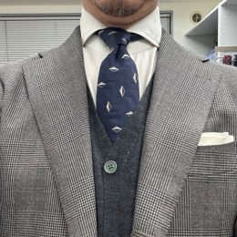 ozie|オジエ　ライトグレーのスーツｘ黒のカーディガン2