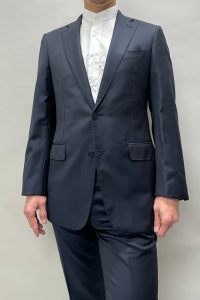 ozie|オジエ　スタンドカラーシャツ+ネイビーのスーツの着こなし