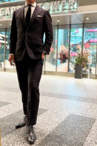ozie|オジエ　③黒のストレートチップ+ライトグレーのスーツ
