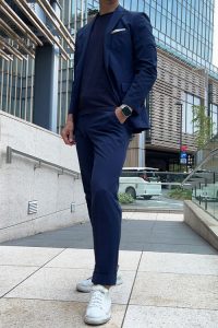 ozie|オジエ　ネイビースーツｘ紺Tシャツｘ白スニーカー3-1