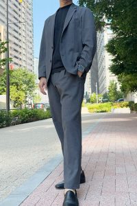 ozie|オジエ　グレースーツｘ紺Tシャツｘ黒スリップオン-4-1