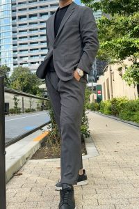 ozie|オジエ　グレースーツｘ黒Tシャツｘ黒スニーカー-4-2