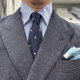 ozie|オジエ　襟先のボタンは両方とも留めて着用すること