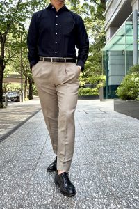 ozie|オジエ　黒シャツ × ベージュパンツ（カジュアルな印象を強めたい時爽やかさと清潔感を両立）