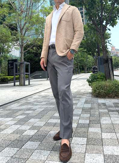 ozie|オジエ　スキッパー・からみ織シャツ+黄色の一枚仕立てのジャケットにグレーのパンツ