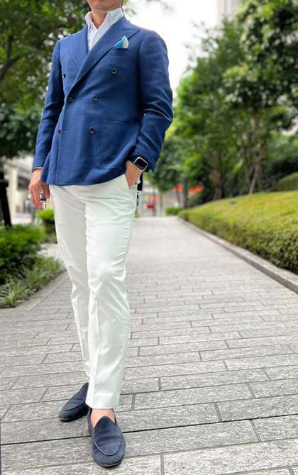 ozie|オジエ　スキッパー・からみ織シャツ+ネイビーのダブルのジャケットに白パンツ
