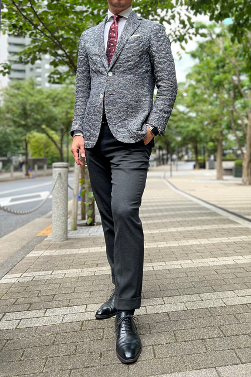 ozie|オジエ　からみ織り・ホリゾンタカラー・ダブルカフス+グレーのジャケットにチャコールグレーのパンツ
