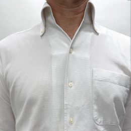 ozie|オジエ　からみ織シャツを素肌で着用したときの透け感
