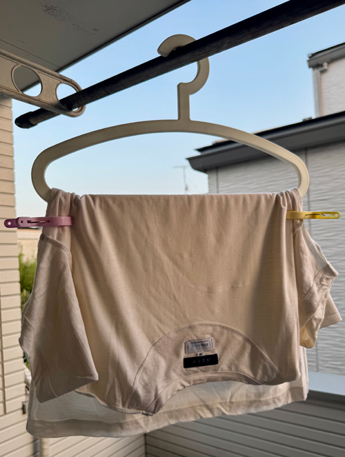ozie|オジエ　Tシャツを半分に折って干す方法3