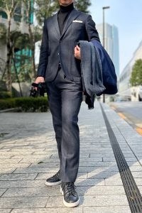 ozie|オジエ　セットアップのカジュアルスーツｘタートルネックコーディネート例1