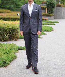 ozie|オジエ　スーツにノーネクタイのコーデ