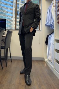 ozie|オジエ　黒とネイビースーツ+デニム調シャツ+ワインレッドタイ2