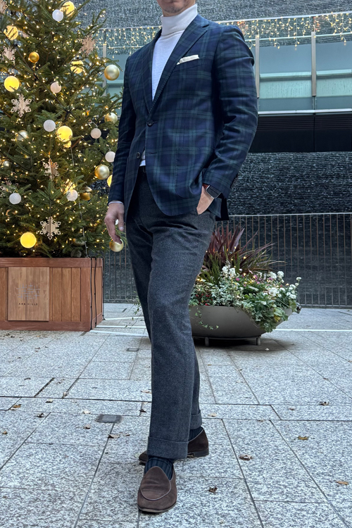 ozie|オジエ　ジャケットに白無地のタートルネックのコーディネート例1