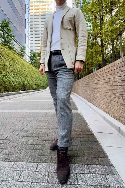 ozie|オジエ　ジャケットに白無地のタートルネックのコーディネート例2