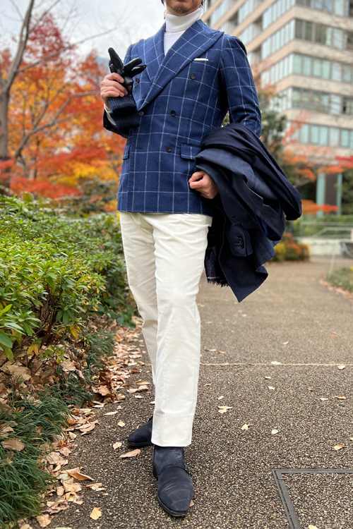 ozie|オジエ　ジャケットに白無地のタートルネックのコーディネート例3