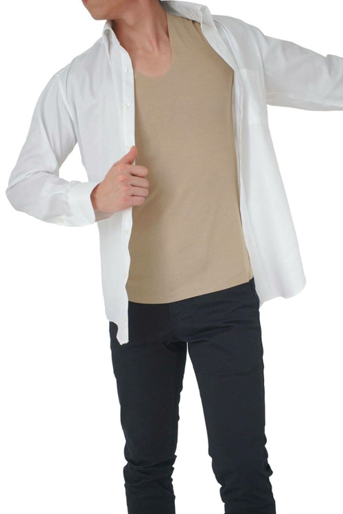 ozie|オジエ　Vネック・ベージュのインナー