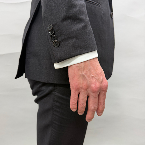 ozie|オジエ　ジャケット袖からシャツが約1cm前後見えること