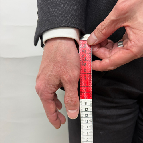 ozie|オジエ　親指の先からジャケットの袖口まで何cmあるか